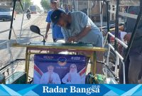 Andik Mashudi saat mengganti cover jok becak di wilayah Kecamatan Ngadiluwih (foto: Hikam)