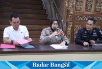 Kompol Wahdah, Kapolsek Tembang press confrence tentang temuan bayi di sendang guwo semarang