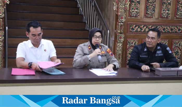 Kompol Wahdah, Kapolsek Tembang press confrence tentang temuan bayi di sendang guwo semarang