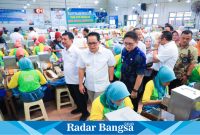 Pj Gubernur Jawa Timur, Adhy Karyono, saat mengunjungi Pabrik Rokok di Koperasi Kareb Unit SKT MPS Kapas Bojonegoro pada hari Jumat, 19 Juli. (IST)