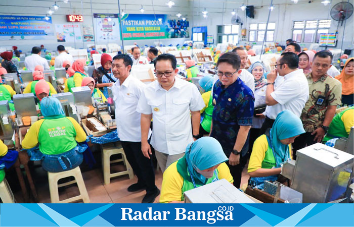 Pj Gubernur Jawa Timur, Adhy Karyono, saat mengunjungi Pabrik Rokok di Koperasi Kareb Unit SKT MPS Kapas Bojonegoro pada hari Jumat, 19 Juli. (IST)