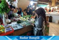 Para pedagang sibuk melayani pembeli di Pasar Cipanas, Cianjur. (Foto: Mamat Mulyadi/Radar Bangsa)