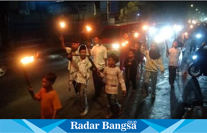 Warga muslim Kampung Warungkiara, Desa Sukamaju, Kecamatan Cianjur, Jawa Barat pawai obor. (Foto: Mamat Mulyadi/ Radar Bangsa)