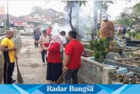 Perangkat Kelurahan Pamoyanan, Cianjur jumsih bersih-bersih lingkungan dan TPU Pasarean. (Foto: Mamat Mulyadi/Radar Bangsa)