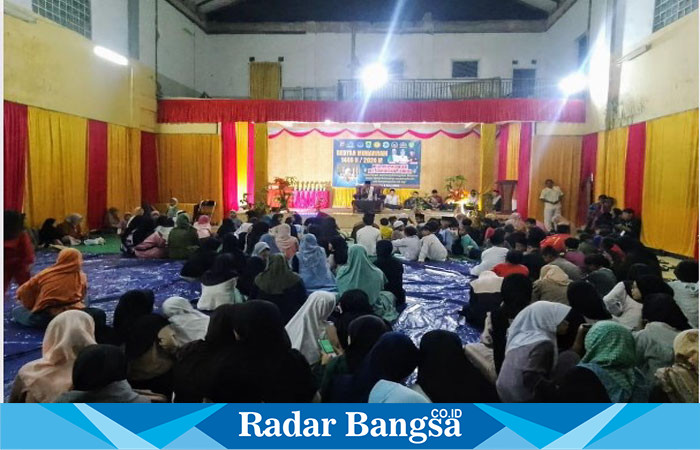 Warga Limbangansari, Kecamatan Cianjur, Kabupaten Cianjur pawai obor 1 Muharram 1446 Hijriyah. (Foto: Mamat Mulyadi / Radar Bangsa)