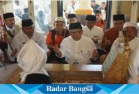 Bupati Cianjur H Herman Suherman, saat melaksanakan ziarah ke makan Pendiri Kabupaten Cianjur R. Aria Wiratanudatar atau Dalem Cikundul, di Desa Cijagang Kecamatan Cikalongkulon. (Foto: Mamat Mulyadi/Radar Bangsa)