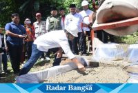 Secara simbolis Bupati Cianjur bangun akses Jalan Cimuncang - Cikendi di Cianjur. (Foto: Mamat Mulyadi/Radar Bangsa)