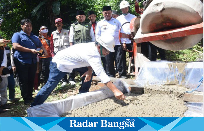 Secara simbolis Bupati Cianjur bangun akses Jalan Cimuncang - Cikendi di Cianjur. (Foto: Mamat Mulyadi/Radar Bangsa)