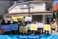 Puluhan pekerja pers dari berbagai media di Jawa Timur menggelar demonstrasi di depan Gedung PWI Jawa Timur di Jalan Taman Apsari 15-17 Surabaya, Senin siang (22/07/2024).  (Dok foto PWI Jatim)