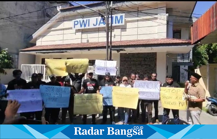 Puluhan pekerja pers dari berbagai media di Jawa Timur menggelar demonstrasi di depan Gedung PWI Jawa Timur di Jalan Taman Apsari 15-17 Surabaya, Senin siang (22/07/2024).  (Dok foto PWI Jatim)