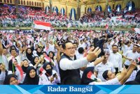 Pj Gubenur Adhy saat foto bersama pegawiAI PPPK di lingkungan Pemprov Jatim. Acara ini berlangsung di Graha Unesa Surabaya, pada Selasa (23/7)