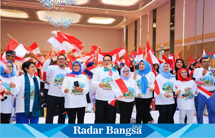 Pj Gubernur Jawa Timur, Adhy Karyono  saat menghadiri kegiatan Pemulihan Ekosistem oleh Masyarakat Kehutanan Jatim di Graha Universitas Negeri Surabaya (Unesa), Jumat (26/07).  (ist)