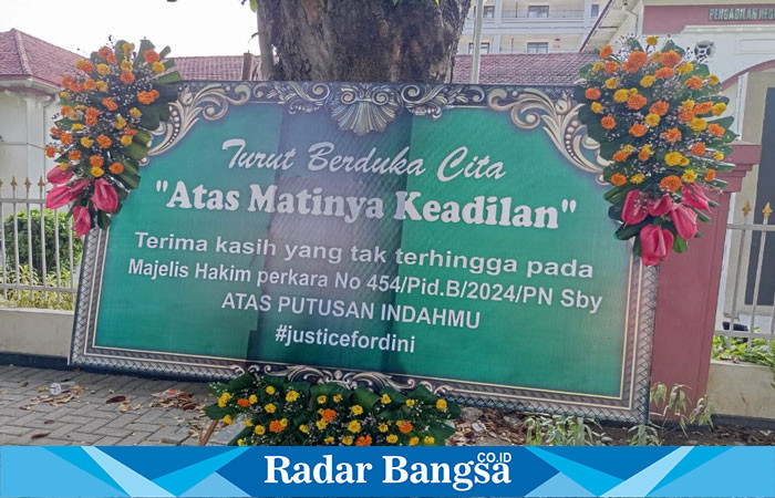 Karangan bunga di pelataran PN Surabaya pasca putusan bebas Ronald Tannur (Foto : FYW)