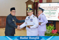 Pj. Gubernur Jawa Timur, Adhy Karyono, melantik Muhammad Hadi Wawan Guntoro sebagai Pj. Bupati Bondowoso dan Teguh Narutomo sebagai Pj. Bupati Jombang di Gedung Negara Grahadi Surabaya pada Selasa, 23 Juli. (IST)