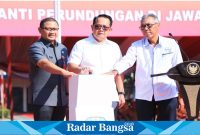 (tengah) Pj. Gubernur Jawa Timur Adhy Karyono  saat memimpin deklarasi gerakan anti perundungan (IST)