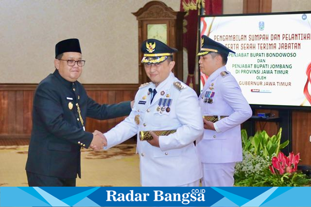 Pj. Gubernur Jawa Timur, Adhy Karyono, melantik Muhammad Hadi Wawan Guntoro sebagai Pj. Bupati Bondowoso dan Teguh Narutomo sebagai Pj. Bupati Jombang di Gedung Negara Grahadi Surabaya pada Selasa, 23 Juli. (IST)