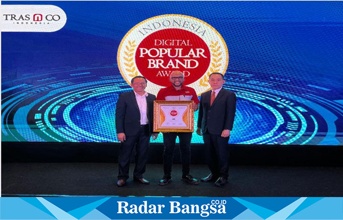 Yance Arvan selaku Marketing Project Senior Analyst JNE mewakili penerimaan penghargaan Indonesia Digital Popular Brand Award 2024, yang diserahkan oleh Tri Raharjo, SE, MM selaku CEO Tras N CO Indonesia & Chairman Indonesia Brand Community (IBC) (Kiri) dan Alex Iskandar selaku Direktur IMFocus Digital Marketing (Kanan)