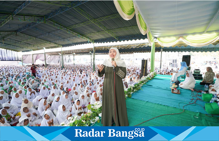 Ketua Umum PP Muslimat NU, Khofifah Indar Parawansa, hadir di hadapan 12.000 jamaah Muslimat NU dalam acara pengajian Ikatan Haji Muslimat NU Cabang Bojonegoro di Lapangan Dusun Pengkok, Desa Padangan, Kecamatan Padangan, Kabupaten Bojonegoro pada Sabtu (27/7/2024). (IST)