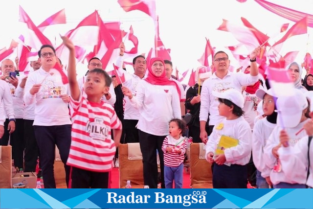 Khofifah Indar Parawansa bersama cucu tercinta  saat menghadiri  Hari Anak Nasional diperingati setiap tanggal 23 Juli di Surabaya (IST)