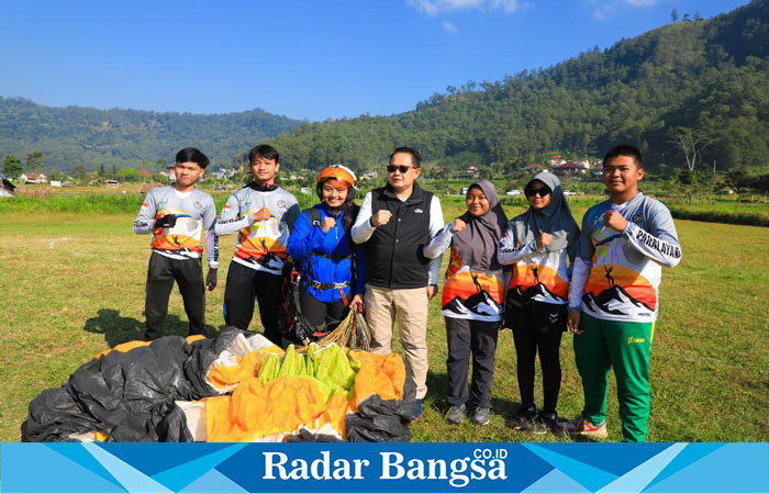 (tengaH) Pj. Gubernur Adhy  saat di Paralayang Kota Batu (IST)