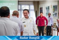 (Baju Putih)  Pak Yes, sapaan akrab Bupati Lamongan saat menghadiri  presentasi Profil Kemiskinan Maret 2024 Kabupaten Lamongan. di Guest House Lamongan, pada Rabu (24/7/2024 (IST)