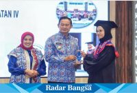 Bupati Lamongan Yuhronur Efendi mewisuda sebanyak 399 orang tua hebat, lulusan program Sekolah Orang Tua Hebat (SOTH) angkatan IV di Aula Gajah Mada Lt. 7 Pemkab Lamongan, Kamis (25/7/2024).  (IST)