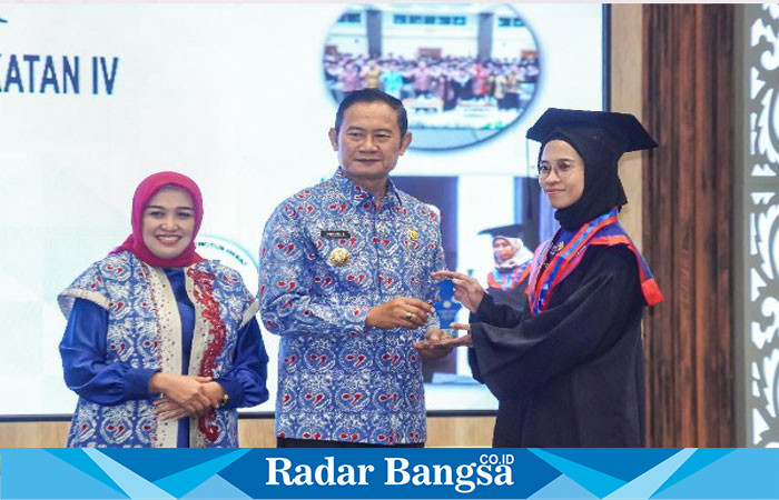 Bupati Lamongan Yuhronur Efendi mewisuda sebanyak 399 orang tua hebat, lulusan program Sekolah Orang Tua Hebat (SOTH) angkatan IV di Aula Gajah Mada Lt. 7 Pemkab Lamongan, Kamis (25/7/2024).  (IST)