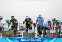 Bupati Lamongan Yuhronur Efendi saat menanam 1.000 pohon mangrove di pesisir Pantai Klayar, Kecamatan Paciran pada Jumat (26/7/2024). (IST)