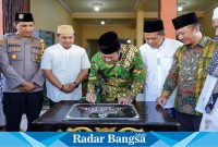 Bupati Lamongan, Yuhronur saat meresmikan  Pondok Pesantren Bengkel Quran Al Aziziyah pada Jumat (26/7) di Desa Moro, Kecamatan Sekaran. (IST)