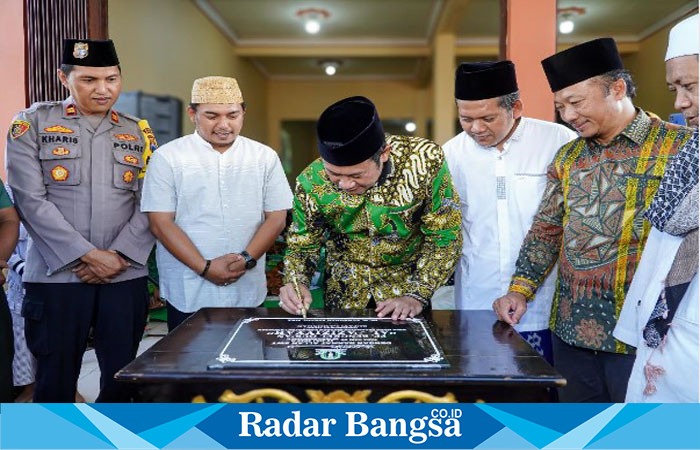 Bupati Lamongan, Yuhronur saat meresmikan  Pondok Pesantren Bengkel Quran Al Aziziyah pada Jumat (26/7) di Desa Moro, Kecamatan Sekaran. (IST)