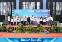 Bupati Lamongan Yuhronur Efendi secara resmi menyerahkan dua ribu sertifikat halal kepada pelaku UMKM di Lamongan Sport Center,   pada Sabtu (27/7) siang. 