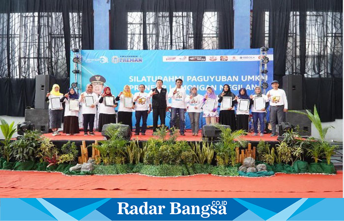 Bupati Lamongan Yuhronur Efendi secara resmi menyerahkan dua ribu sertifikat halal kepada pelaku UMKM di Lamongan Sport Center,   pada Sabtu (27/7) siang. 