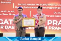 Pj. Gubernur Jawa Timur, Adhy Karyono, menerima pin emas dari Badan Nasional Penanggulangan Bencana (BNPB) dalam acara Jumpa Tokoh di Dyandra Convention Center, Surabaya, (30/07 (IST)