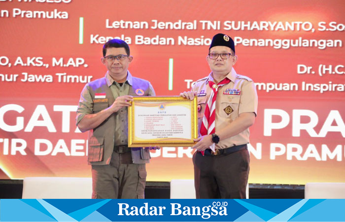 Pj. Gubernur Jawa Timur, Adhy Karyono, menerima pin emas dari Badan Nasional Penanggulangan Bencana (BNPB) dalam acara Jumpa Tokoh di Dyandra Convention Center, Surabaya, (30/07 (IST)