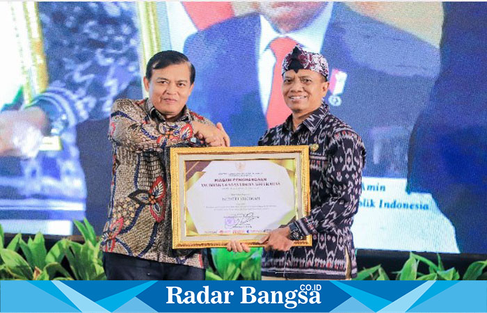 Bupati Lamongan, Yuhronur Efendi, diwakili Sekda Nalikan saat menerima penghargaan Anubhawa Sasana Desa/Kelurahan Sadar Hukum tingkat Provinsi Jawa Timur pada Selasa (30/7). di Ballroom Kertanegara The Singasari Resort, Kota Batu. (IST)