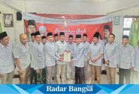 Romo KH. Abdul Ghofur, saat  menyerahkan surat rekomendasi dari DPP Partai Gerindra untuk pasangan calon Bupati dan Wakil Bupati Kabupaten Lamongan, Dr. H. Yuhronur Efendi, MBA., dan Dirham Akbar Aksara , di Ponpes Sunan Drajat pada Rabu, (31/07/2024). (IST)