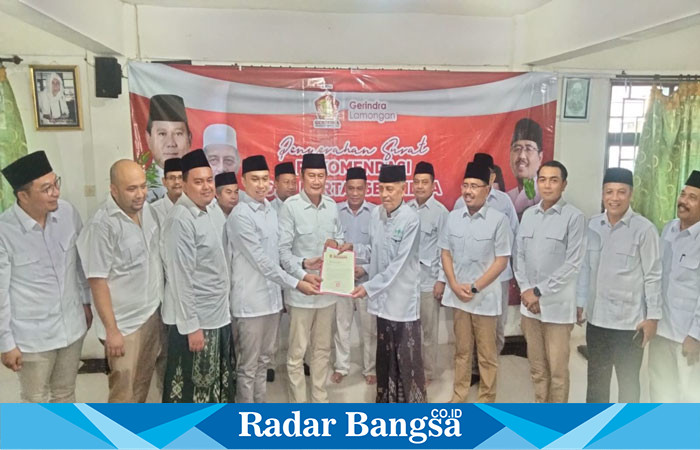 Romo KH. Abdul Ghofur, saat  menyerahkan surat rekomendasi dari DPP Partai Gerindra untuk pasangan calon Bupati dan Wakil Bupati Kabupaten Lamongan, Dr. H. Yuhronur Efendi, MBA., dan Dirham Akbar Aksara , di Ponpes Sunan Drajat pada Rabu, (31/07/2024). (IST)