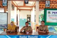 (Tengah) Kepala Dispendukcapil Kabupaten Madiun, Sigit Budiarto S.Sos, M.Si, saat memberikan sambutan di Balai Desa Metesih pada Senin, 22 Juli 2024, dengan dihadiri oleh sekitar 200 orang.(IST)