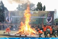 Pj.  Gubernur Jawa Timur, Adhy Karyono, memimpin Apel Siaga Gabungan Pengendalian Kebakaran Hutan dan Lahan (Karhutla) Tahun 2024 di lapangan Desa Trawas, Kecamatan Trawas, Kabupaten Mojokerto, pada Selasa sore (23/7). (IST)