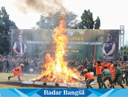 Pj.  Gubernur Jawa Timur, Adhy Karyono, memimpin Apel Siaga Gabungan Pengendalian Kebakaran Hutan dan Lahan (Karhutla) Tahun 2024 di lapangan Desa Trawas, Kecamatan Trawas, Kabupaten Mojokerto, pada Selasa sore (23/7). (IST)