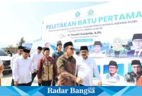 (Depan) Adhy Karyono setelah melakukan peletakan batu pertama pembangunan gedung perkuliahan, auditorium, dan asrama putri di kompleks UKHAC, Jl. Raya Tirtowening No. 17, Desa Bendunganjati, Kecamatan Pacet, Kabupaten Mojokerto, Sabtu (20/7).