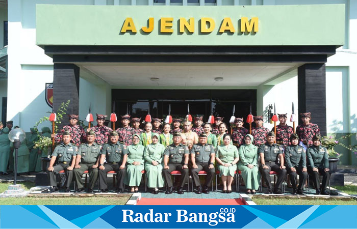 – Direktur Ajudan Jenderal Angkatan Darat (Dirajenad) Brigjen TNI Kris Doni Indriarto, S.I.P., didampingi ibu Lena Kris Doni saat foto bersama (IST)