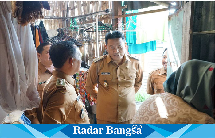 Plt Bupati Sidoarjo, Subandi, melakukan inspeksi mendadak (sidak) ke rumah Indayanti