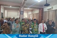 Ketua DPC Peradi SAI Sidoarjo Raya, H. Edy Rudyanto Tarigan (nomor tiga dari kiri) dan Ketua YPM, H. Ahmad Makki (baju batik hijau berkopiah) bersama pemateri dan peserta seminar kepalkan tangan tanda wani lawan narkoba (Foto : FYW)