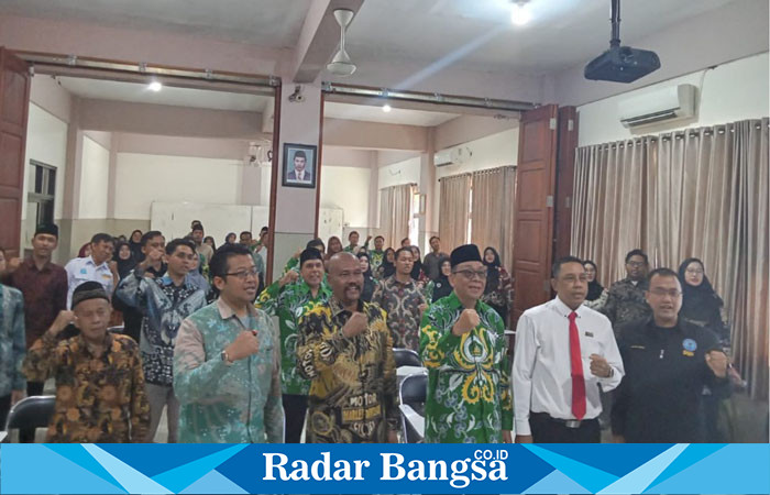 Ketua DPC Peradi SAI Sidoarjo Raya, H. Edy Rudyanto Tarigan (nomor tiga dari kiri) dan Ketua YPM, H. Ahmad Makki (baju batik hijau berkopiah) bersama pemateri dan peserta seminar kepalkan tangan tanda wani lawan narkoba (Foto : FYW)