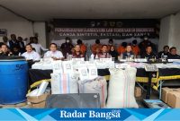 Konferensi Pers Kabareskrim, Komjen Pol Wahyu Widada bersama Kapolda Jatim, Irjen Pol Imam Sugianto terkait kasus pengungkapan pabrik narkoba berkedok kantor EO di Malang (IST)