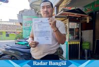 Rujito, pemilik bakso Ronggolawe Bulak Banteng tunjukkan Surat Tanda Penerimaan Laporan di Polres Pelabuhan Tanjung Perak, tanggal 15 Juli 2024 (Foto : FYW)