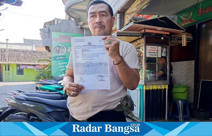 Rujito, pemilik bakso Ronggolawe Bulak Banteng tunjukkan Surat Tanda Penerimaan Laporan di Polres Pelabuhan Tanjung Perak, tanggal 15 Juli 2024 (Foto : FYW)