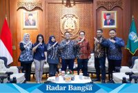 Pj.Gubernur Jawa Timur, Adhy Karyono, saat menerima audiensi dari CEO Rumah BUMN Jatim, Issanto Putra, bersama Wakil Ketua Millenial BUMN Surabaya (IST)