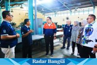 Pj Gubernur Jawa Timur, Adhy Karyono saat  kunjungan ke dua Unit Pelaksana Teknis (UPT) milik Dinas Perindustrian dan Perdagangan (Disperindag) Provinsi Jawa Timur pada Kamis (11/7).